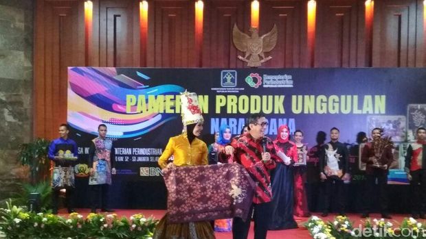 Menkum HAM Yasonna Laoly beli kain hasil karya napi