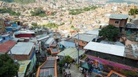 Ibu kota wilayah Antioquia, Medellin menawarkan pengenalan langsung ke budaya Kolombia. Suasana yang ramai berlatar belakang gunung juga perkebunan kopi adalah yang dapat traveler nikmati saat berada di Kota Medellin (Lucy Sherriff/CNN Travel)