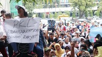Mereka meminta kepada Ombudsman tak hanya tajam kepada para PKL Tanah Abang, tetapi juga terhadap kasus Sumber Waras dan Reklamasi di depan kantor Ombudsman, Selasa (3/4).   