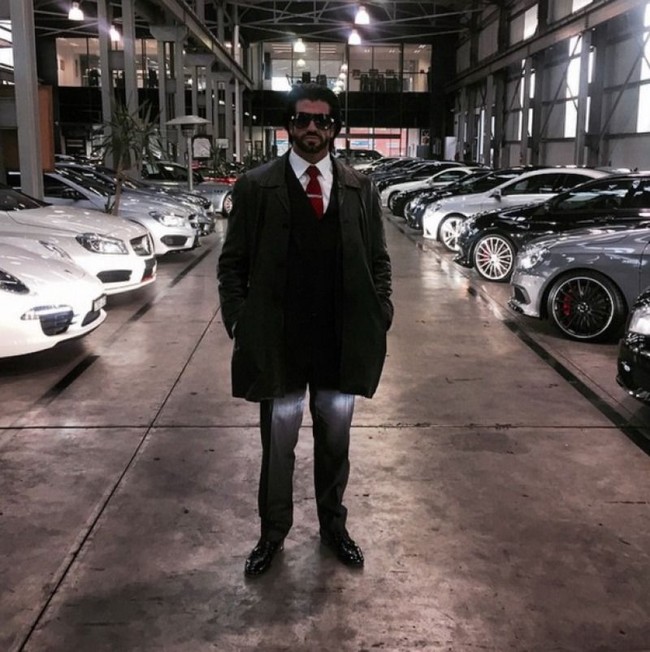 Ini bukan di showroom mobil, melainkan di garasi pribadinya. Ya, pria 46 tahun ini punya mobil mewah sebanyak itu. Foto: dok. Instagram