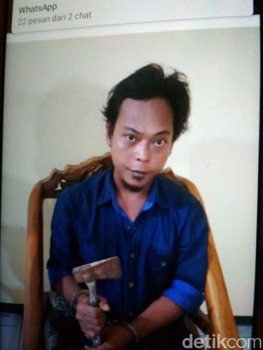 Rudiyanto, pelaku penganiayaan, dengan kapaknya