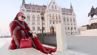 Gaya ceria Syahrini saat berada di Budapest, Hungaria. (princessyahrini/ Instagram)