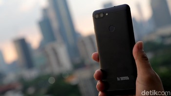Sementara di bagin belakang Anda bisa menemukan ada sensor sidik jari. Untuk kamera belakangnya sendiri terdiri berjumlah dua, yang konfigurasinya 16 MP f/2.0 dan 8 MP wide-angle 120 derajat. Foto: Muhammad Ridho