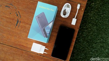 Karenanya, walau secara ukuran layarnya lebih besar dan memanjang, yakni 5,7 inch, tapi tetap nyaman digenggam seperti ukuran ponsel sebelumnya, yakni 5,2 inch. ponsel iniFoto: Muhammad Ridho