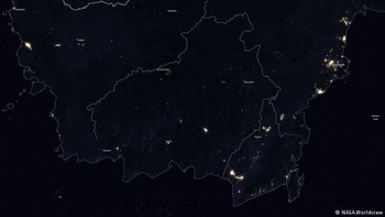 Kalimantan masih sepi akan kota, sehingga lampu-lampu tak segemperlap di wilayah lainnya. Seperti diketahui, Kalimantan mayoritas berupa hutan dan perkebunan. Foto: NASA
