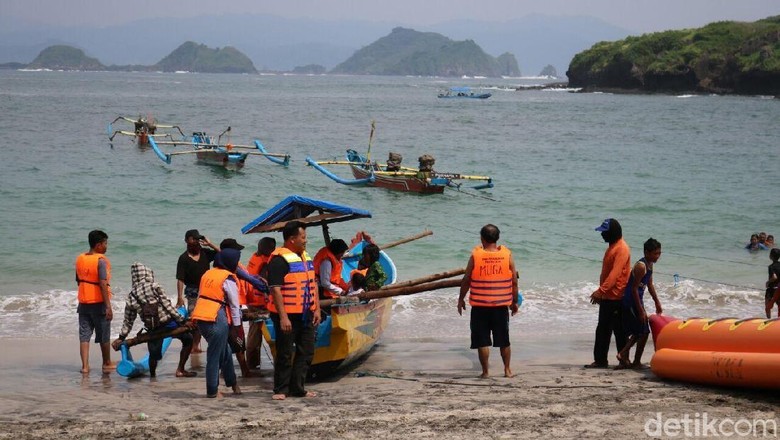 Pantai Puger Yang Nyaman Dan Asri Di Jember Provinsi Jawa