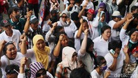 Bahkan banyak wanita yang mengikuti aksi tersebut.  