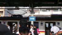 Pada hari Minggu tanggal 29 Maret lalu, kepadatan parah terjadi dan membuat Stasiun Duri sempat viral karena dua eskalator yang naik dan turun digunakan satu arah.