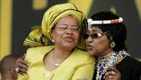 Winnie dan Mandela akhirnya bercerai tahun 1996, atau dua tahun setelah Mandela menjadi Presiden kulit hitam pertama Afrika Selatan. Winnie diceraikan oleh Mandela karena berselingkuh dengan pengacara muda bernama Dali Mpofu. Dalam foto tahun 2008 ini terlihat saat Winnie akrab bersama Mandela dan Graca Machel, istri ketiga Mandela. Foto: REUTERS/Siphiwe Sibeko/File Photo