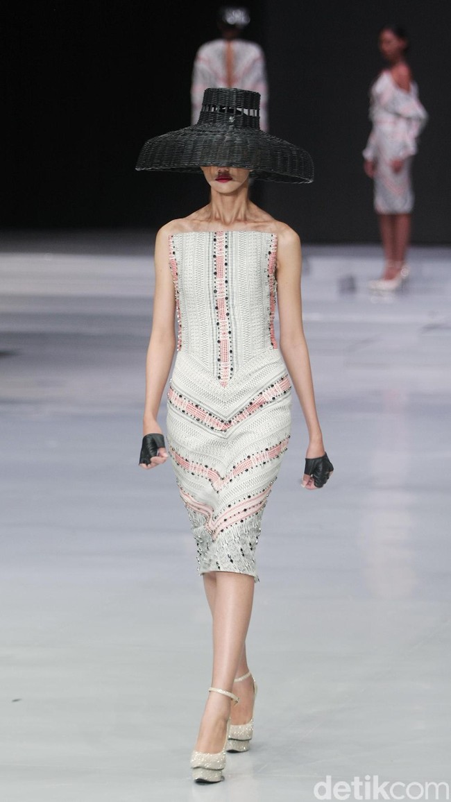 Ivan Gunawan rilis koleksi busana dari kain ulos dalam fashion show bertema Great Toba di Indoneia Fashion Week 2018, Jakarta Convention Center, Jakarta. Rabu [28/03/2018]. [Foto: Mohammad Abduh/Wolipop]