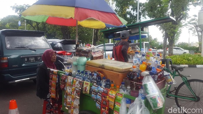 Videonya Viral, Ini Alasan Siah Salat di Pinggir Jalan