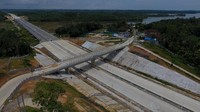 Sejumlah permasalahan masih kerap ditemui di lapangan. Permasalahan utama yang ditemui di lapangan adalah mengenai pembebasan lahan khususnya di Seksi 4, dan terdapat sebagian trase jalan tol di Seksi 2 yang melalui kawasan hutan konservasi atau Taman Hutan Raya (Tahura) Bukit Suharto yang masih digarap warga. (Foto: dok. Wika)