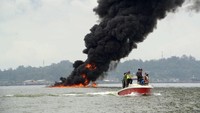 Sebelumnya pada Sabtu (31/3) lalu, sebuah kapal kargo MV Ever Judger dan dua kapal nelayan juga terbakar serta menewaskan dua nelayan. ANTARA FOTO/Sheravim.