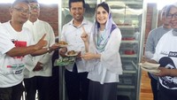 Bersama sang suami, Arumi menerima kejutan. Nampak keduanya memegang makanan di sebuah restoran yakiniku & sukiyaki. Keduanya terlihat serasi ya?  Foto: Instagram arumi_arumi_94