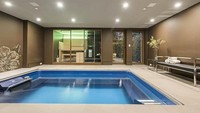 Selain ada lima kamar tidur, rumah ini juga memuat sauna, studio yoga hingga kolam renang. Compass Realty/Istimewa.
