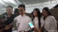 Selvi Ananda berdiri di belakang suaminya, Gibran Rakabuming (Bayu Ardi Isnanto/detikcom)