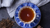 Taurus dikenal dengan kepribadian yang praktis dan sederhana. Pilihan black tea atau teh hitam adalah pilihan yang cocok, tambahkan parutan kelapa serta kayu manis, cengkeh, dan jahe agar rasanya lebih berani. Foto: iStock