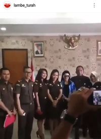 Saat Jaksa Foto-foto Bareng Syahrini Sebelum Sidang First Travel