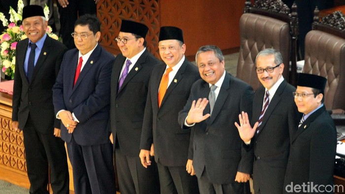 DPR Setujui Perry Warjiyo Sebagai Gubernur BI Sidang Paripurna DPR secara aklamasi mengukuhkan Perry Warjiyo sebagai Gubernur Bank Indonesia (BI) terpilih periode 2018-2022. Ia menggantikan Agus Martowardojo.