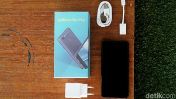 Ketika dibongkar dari isinya, Anda akan menemukan charger dengan micro USB dan converter dari USB ke micro USB.  Foto: Muhammad Ridho