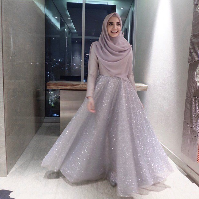 Untuk acara resepsi pernikahan sang adik, Zaskia Sungkar kembali tampil syari dengan gaun bertema stardust. Ia dan Shireen Sungkar kompak memakai hijab segi empat berbahan katun halus yang dikenakan hingga menutupi dada. Foto: Instagram/Zaskia Sungkar