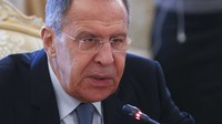Rusia: Amerika dan Dunia Barat Bertingkah Kekanak-kanakan.  Menteri Luar Negeri Rusia Sergei Lavrov menuduh Inggris dan mitra-mitra Baratnya bertingkah kekanak-kanakan dalam merespons peristiwa diracuninya bekas mata-mata Sergei Skripal dan putrinya. Dia menuduh negara-negara itu mengabaikan semua perilaku yang patut dan beralih ke kebohongan terbuka dan disinformasi. Foto: BBC World