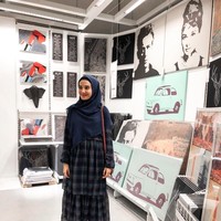 Tak hanya busana yang syari, Zaskia Sungkar juga terlihat jarang menggunakan make up tebal. Dengan make up yang tipis, busana yang lebih tertutup, memancarkan kecantikan yang lebih elegan. Foto: Instagram/Zaskia Sungkar