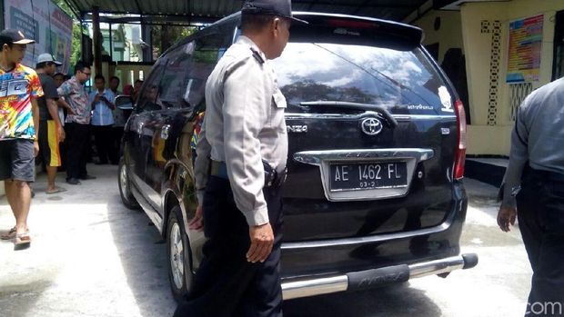Mobil Avanza yang dikemudikan Krisna