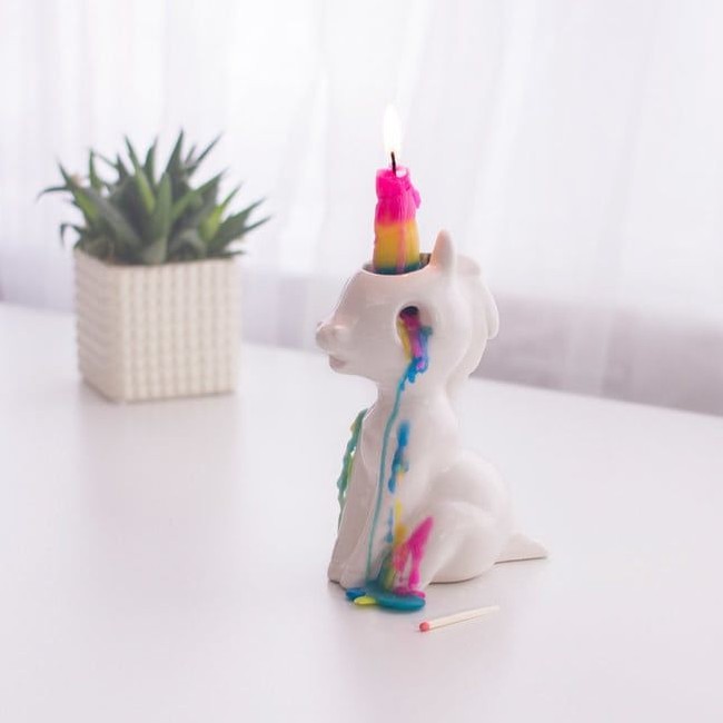 Saat mati lampu, lilin berbentuk apapun pasti akan membantu. Tapi jika ingin buat suasana lebih imut dalam kegelapan, Anda dapat memilih unicorn candle holder seharga Rp 340 ribuan berikut. Foto: Firebox. 