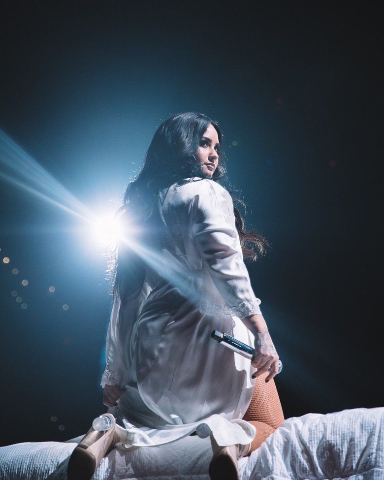 Demi Lovato Batalkan Konser Beberapa Jam Sebelum Dimulai Demi Lovato Batalkan Konser Beberapa Jam Sebelum Dimulai