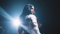 Menggelar konsernya di New Jersey, Demi Lovato membawa kasur ke atas panggung. Foto: Twitter Demi Lovato