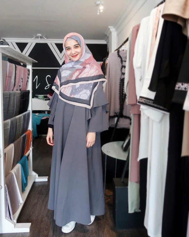 Untuk sehari-hari, Zaskia Sungkar sering memilih dress atau gamis dengan siluet A dan bahan yang jatuh. Ia pun sering mengenakan hijab segi empat yang dipakai hingga menutupi dada. Foto: Instagram/Zaskia Sungkar