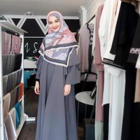 Untuk sehari-hari, Zaskia Sungkar sering memilih dress atau gamis dengan siluet A dan bahan yang jatuh. Ia pun sering mengenakan hijab segi empat yang dipakai hingga menutupi dada. Foto: Instagram/Zaskia Sungkar