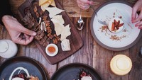 Sepiring cake cantik dan cheese pairing, jadi pilihan Kevin ketika membicarakan perkembangan aplikasi Instagram bersama beberapa orang koleganya. Foto: Instagram @kevin