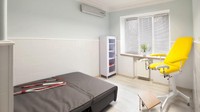 Ada juga kamar yang seperti ruangan periksa dokter. Traveler bisa bermain peran sebagai dokter-suster, atau suster-pasien, tergantung imajinasi (cherrytwins.com)