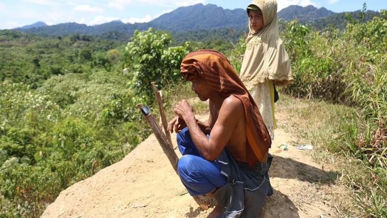Perjuangan Warga Pedalaman Aceh Cari Sinyal HP di Puncak Bukit Perjuangan Warga Pedalaman Aceh Cari Sinyal HP di Puncak Bukit