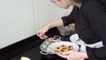 Begini Aksi Arumi, Istri Emil Dardak Saat Makan Lobster dan Bikin Kue Cubit