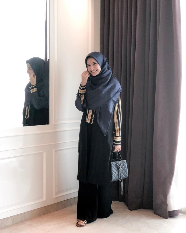 Dengan hijab yang lebih panjang, Zaskia Sungkar terlihat semakin anggun. Sebagai seorang desainer, ia tetap terampil memadupadakan busana dan hijabnya. Foto: Instagram/Zaskia Sungkar