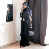 Dengan hijab yang lebih panjang, Zaskia Sungkar terlihat semakin anggun. Sebagai seorang desainer, ia tetap terampil memadupadakan busana dan hijabnya. Foto: Instagram/Zaskia Sungkar