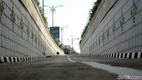 Wakil Gubernur DKI Jakarta Sandiaga mengatakan underpass Matraman memiliki desain berbeda dibanding jalur lintas bawah lainnya karena memiliki dua cabang di ujung underpass. Dia menyebut ini merupakan yang pertama di Jakarta.