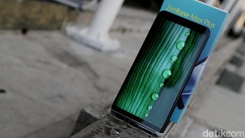 Tidak ada tombol fisik di bagian depan. Asus menempatkan tombol navigasi di dalam layar. Sementara di atas terlihat kamera depan 16 MP dengan aperture f/2.0. Foto: Muhammad Ridho