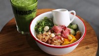 Jika berkunjung kemari jangan lupa cicipi Aloha Poke Bowl, diisi dengan yellowfin, rumput laut wakame, acar jahe, daun bawang, bonito, wijen, dan kacang macadamia. Rasanya lezat dan segar. Foto: Istimewa