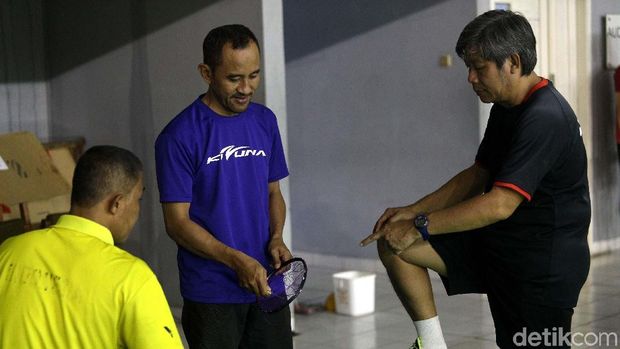 Herry Iman PIerngadi tengah mengawasi pemasangan senar pemain pelatnas PBSI. 