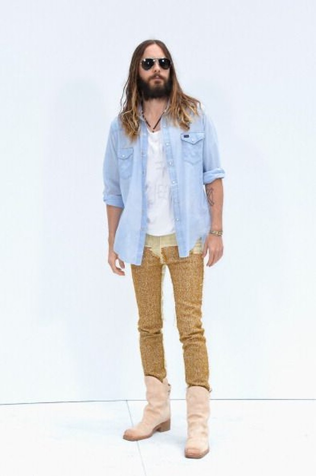 Selain Pharrell Williams dan G-Dragon, Jared Leto juga pernah pakai baju wanita keluaran Chanel. Saat menghadiri fashion show Chanel Haute Couture di 2014, ia tampak memadankan legging wanita dengan kaus dan kemeja denim.  Foto: Getty Images