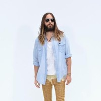 Selain Pharrell Williams dan G-Dragon, Jared Leto juga pernah pakai baju wanita keluaran Chanel. Saat menghadiri fashion show Chanel Haute Couture di 2014, ia tampak memadankan legging wanita dengan kaus dan kemeja denim.  Foto: Getty Images