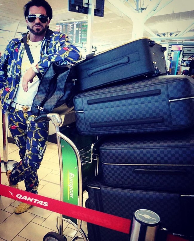 Kemanapun ia pergi selalu membawa dayang-dayang cantiknya. Lengkap dengan tas kembar Louis Vuitton hadiah dari Travers. Foto: dok. Instagram