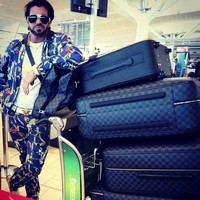 Kemanapun ia pergi selalu membawa dayang-dayang cantiknya. Lengkap dengan tas kembar Louis Vuitton hadiah dari Travers. Foto: dok. Instagram