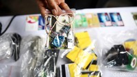 Barang bukti yang diamakan mulai dari alat skimmer, spy cam, encoder, handphone, kartu ATM, laptop, motor, mobil, dan uang tunai Rp 42 juta.