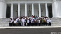 Sesi foto bersama dilakukan. Jokowi tampak mengenakan kemeja batik lengan panjang berwarna biru dan peci warna hitam. Ada sekitar 50 ulama yang berfoto bersama Jokowi.