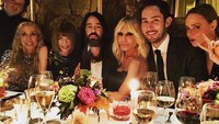 Ditemani Anna Wintour dan petinggi di dunia fashion lainnya, Kevin memasang senyuman khasnya dalam sebuah acara jamuan makan malam. Foto: Instagram @kevin